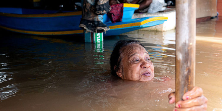 Poplave ubile najmanje 13 ljudi, raselili milijune u južnom Tajlandu (VIDEOZAPISI) — RT World News