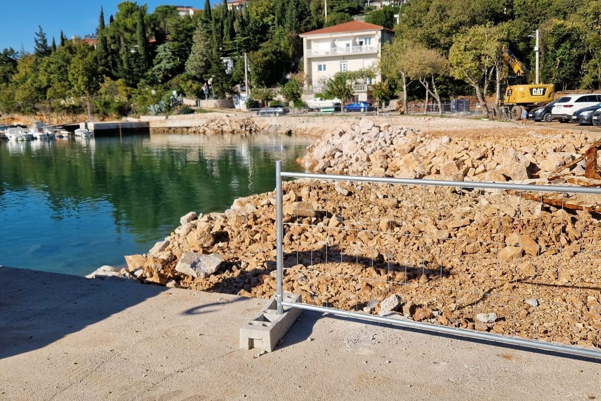 Nakon obilnih oborina poplavila uvala u Jadranovu. Građani: "Točno smo na ovu katastrofu upozoravali"