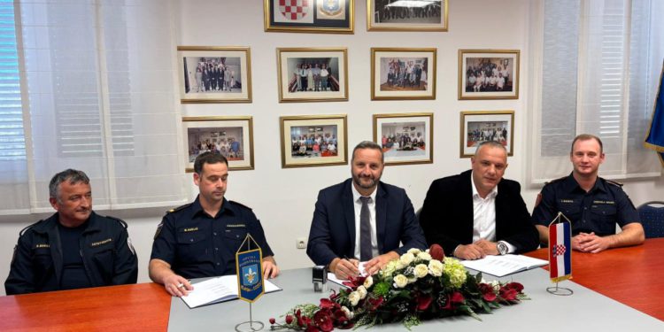 Povećanje plaća i nove naknade za vatrogasce u Podstrani