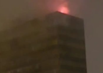 Požar u Vjesnikovom neboderu: Na terenu osam vatrogasnih vozila