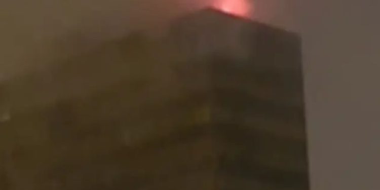 Požar u Vjesnikovom neboderu: Na terenu osam vatrogasnih vozila