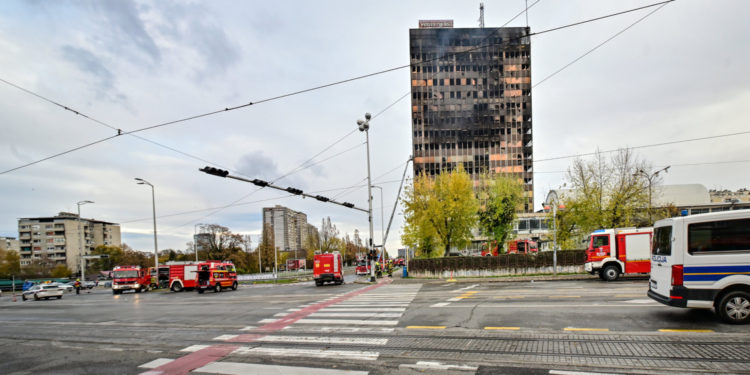 Požar u Vjesniku je za sad spriječen, ali opasnost nije gotova: ‘Gore je katastrofa’