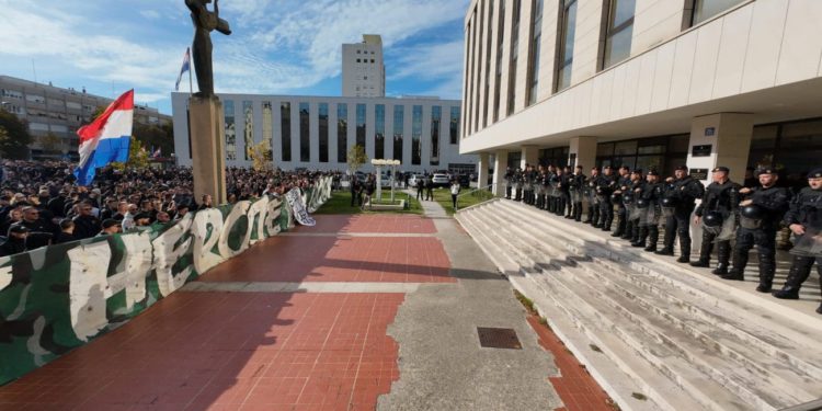 Prosvjednici stigli do zgrade suda