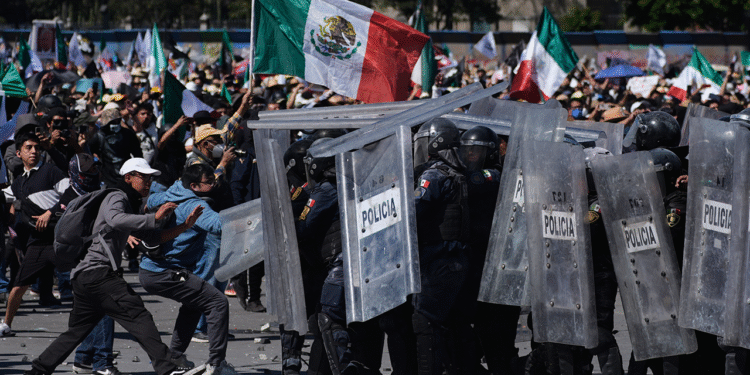 Prosvjednici u Mexico Cityju napadaju policiju u nasilnom protuvladinom maršu