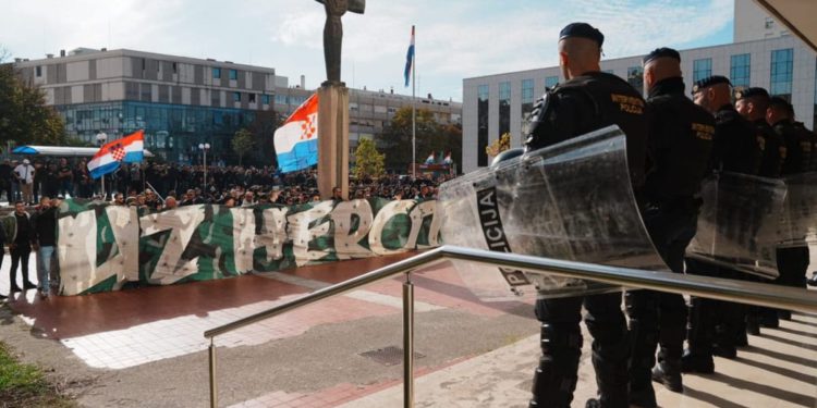 Prosvjednici u Splitu krenuli prema zgradi suda, dočekala ih interventna policija!