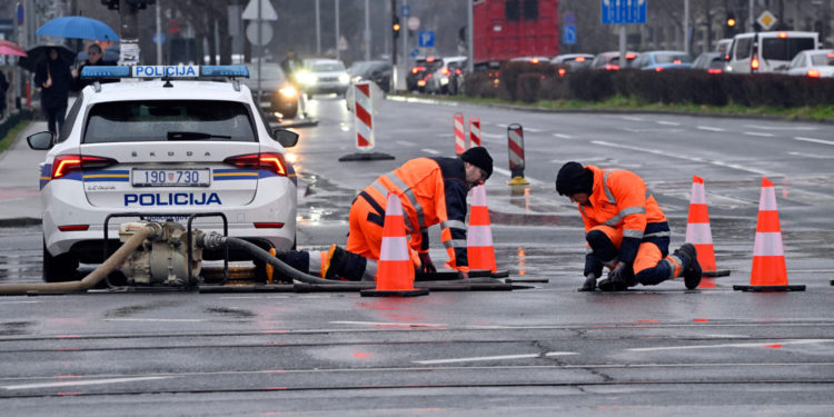 Pukla magistralna cijev, dio Zagreba bez vode: Holding otkrio kad će se vratiti