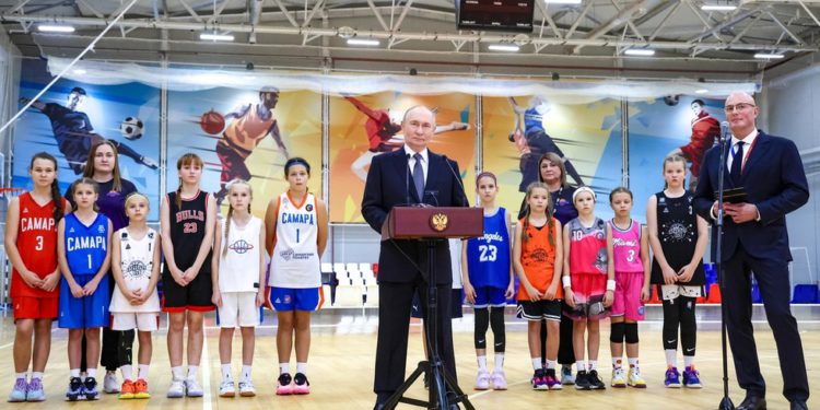 Putin odobrava ideju o potpunoj zabrani cigareta — RT Rusija i bivši Sovjetski Savez