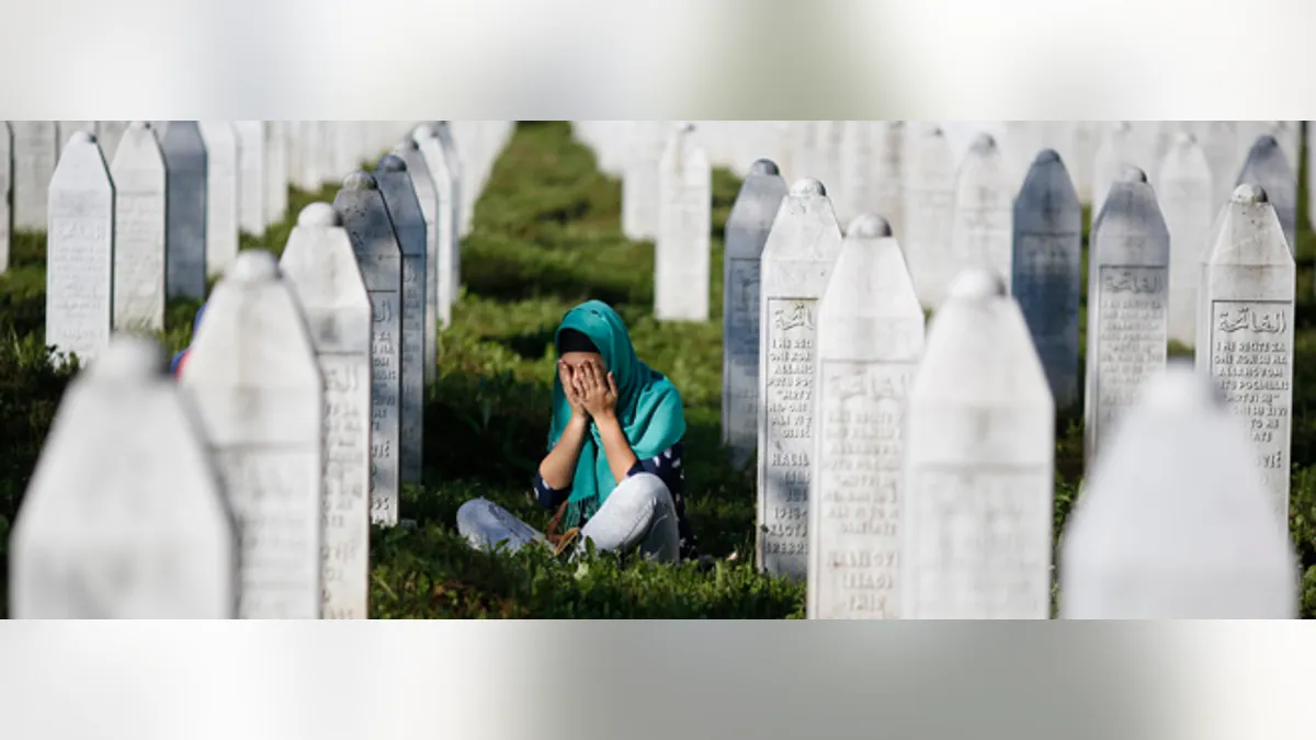 11. srpnja 2015.: Žena tuguje među mezarima u Memorijalnom centru Potočari, u blizini Srebrenice, Bosna i Hercegovina.