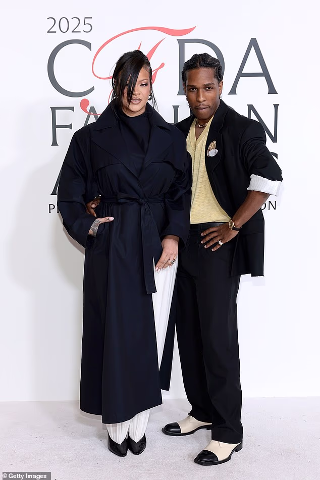 Rihanna prikazuje omiljenu predstavu s A$AP Rockyjem dok predvode zvijezde na dodjeli CFDA Fashion Awards 2025.