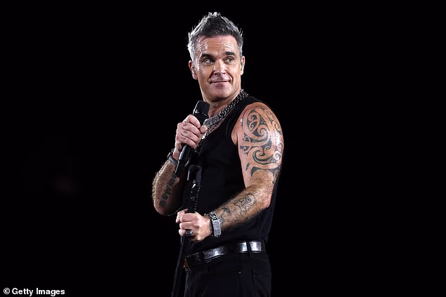 Robbie Williams priznaje da se odvratno ponašao na pozornici tijekom nastupa i kaže da je to ‘jedno od najvećih životnih zadovoljstava’