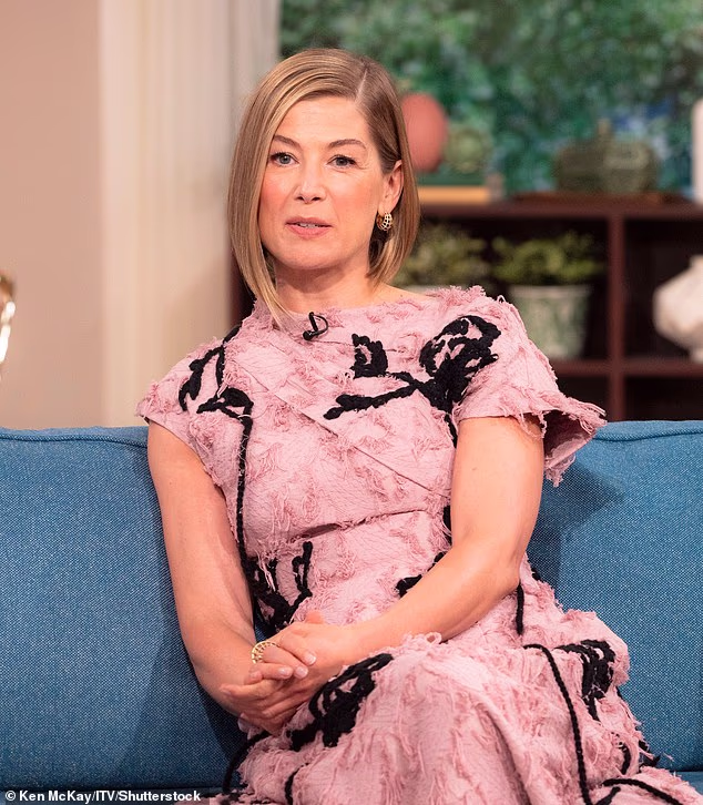 Rosamund Pike otkriva da je mislila da je slučajno depilirala prsa Piercea Brosnana tijekom živahne scene seksa Umri drugi dan