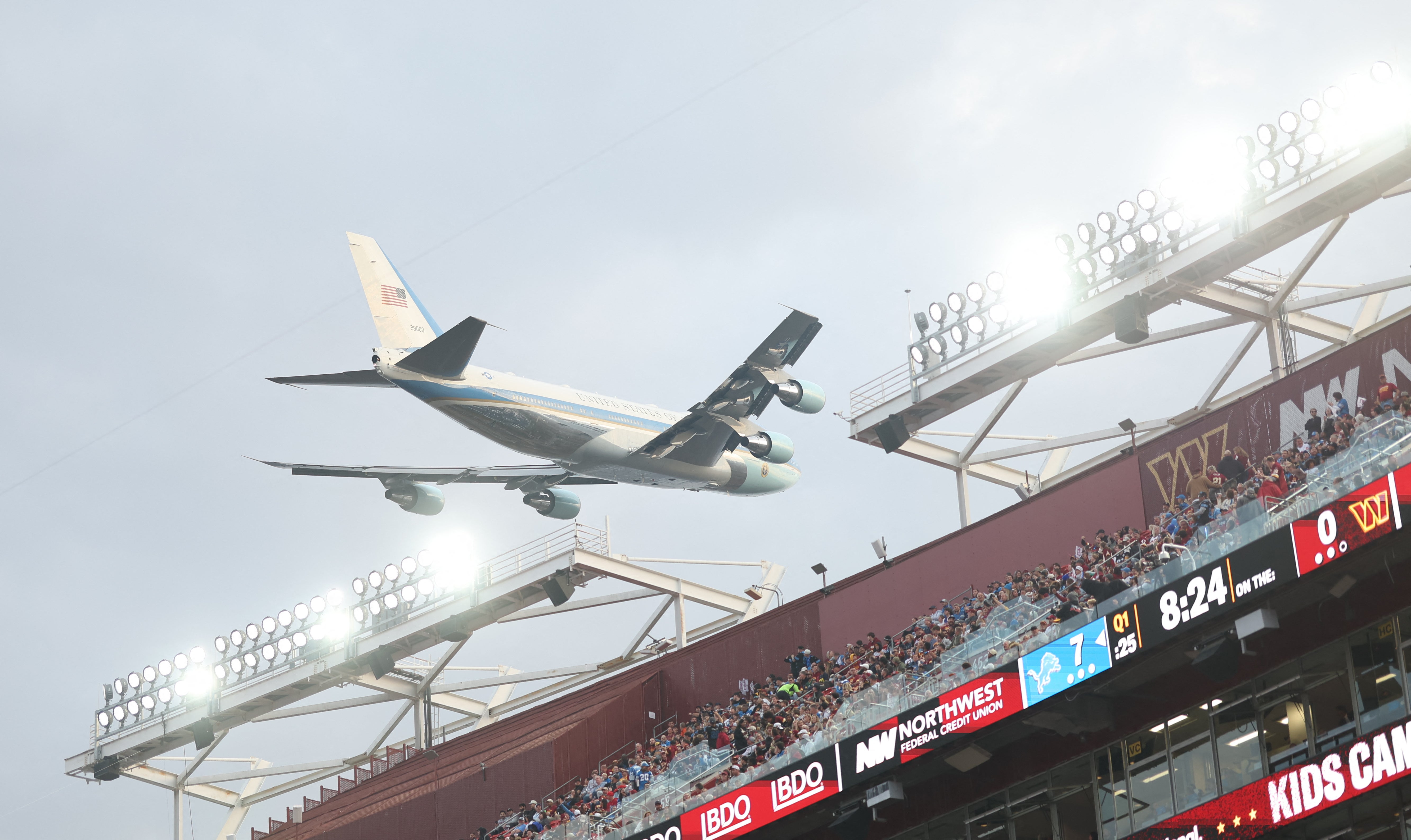 Air Force One leti nisko iznad stadiona Northwest tijekom utakmice između Washington Commandersa i Detroit Lionsa.