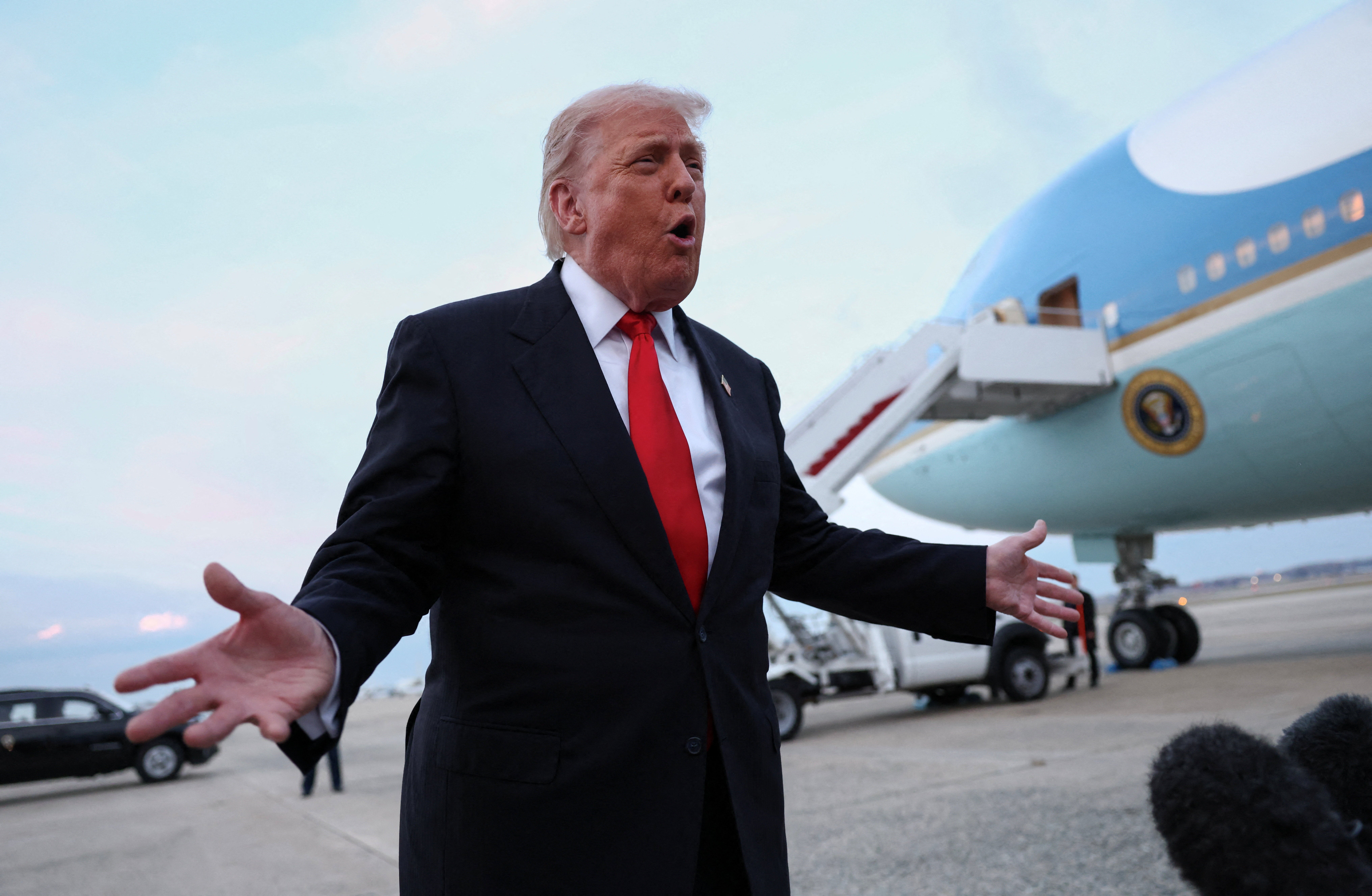 Trump razgovara s novinarima po povratku u Washington u združenoj bazi Andrews u Marylandu u nedjelju