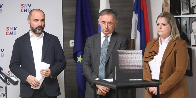 SNV i Prosvjeta: Pupovac, Milošević i Vukobratović zapalili svijeće u počast žrtvama Vukovara i Škabrnje