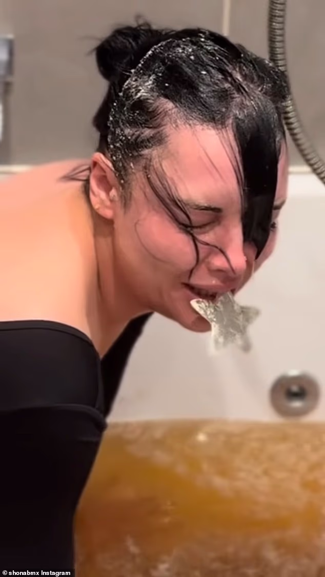 Shona McGarty iz I’m A Celeb dokazuje da je spremna na sve što joj džungla baci dok uranja glavu u kadu s umakom kako bi osvojila srebrne zvjezdice