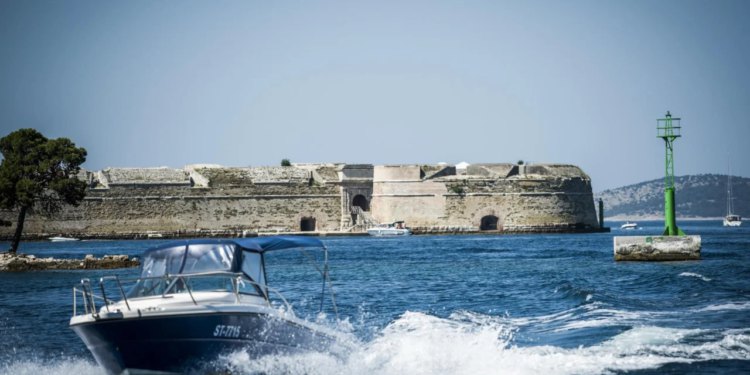 Šibenski – Počela obnova šibenske morske utvrde sv. Nikole. Pod skelom je 200 četvornih metara plašta