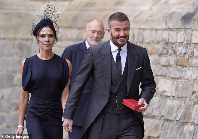 Sir David Beckham dijeli dirljivu objavu o nedjeljnom sjećanju nakon što je primio titulu viteza dok vodi odavanje počasti zajedno s Vicky Pattison i Amandom Holden