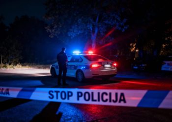 Skrenuo preko pune crte i nastavio voziti zabranjenim mjerom, a onda naletio na policiju