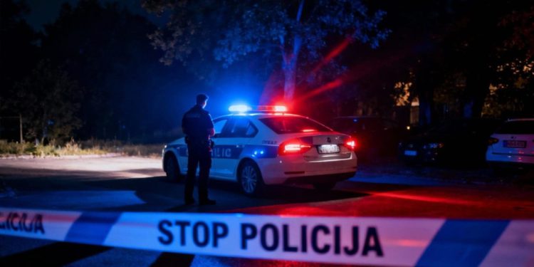 Skrenuo preko pune crte i nastavio voziti zabranjenim mjerom, a onda naletio na policiju