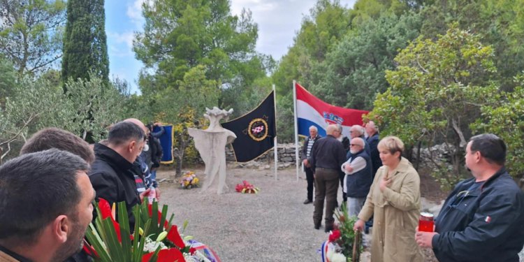 Slobodna Dalmacija – Bračani se prisjetili branitelja koji su prije 34 godine tragično preminuli. Samo dva dana ranije oborili su Galeba…