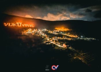 Slobodna Dalmacija – Cista Velika odala jedinstvenu počast gradu heroju: s više od 600 vatrenih kugli ispisali ime Vukovara