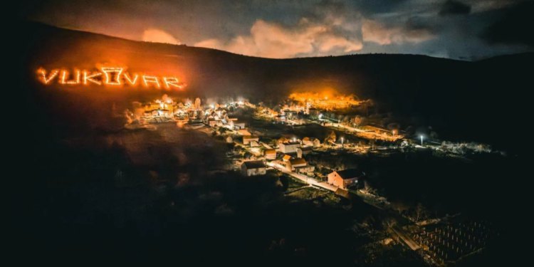 Slobodna Dalmacija – Cista Velika odala jedinstvenu počast gradu heroju: s više od 600 vatrenih kugli ispisali ime Vukovara