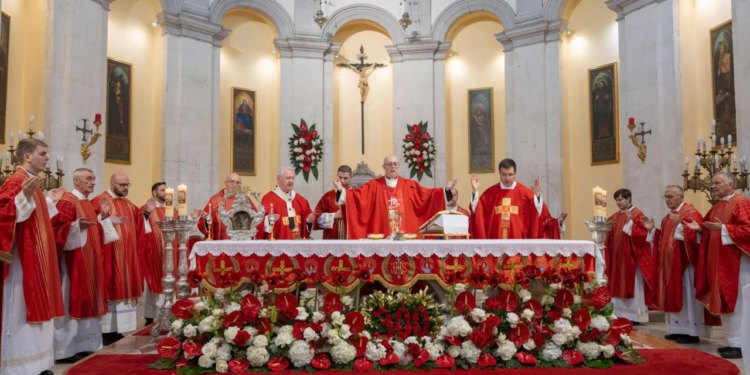 Slobodna Dalmacija – Dalmatinski grad slavi sveca zaštitnika, misu držao Papin izaslanik. Govorio je o važnoj temi, svaki dan to prolazimo…