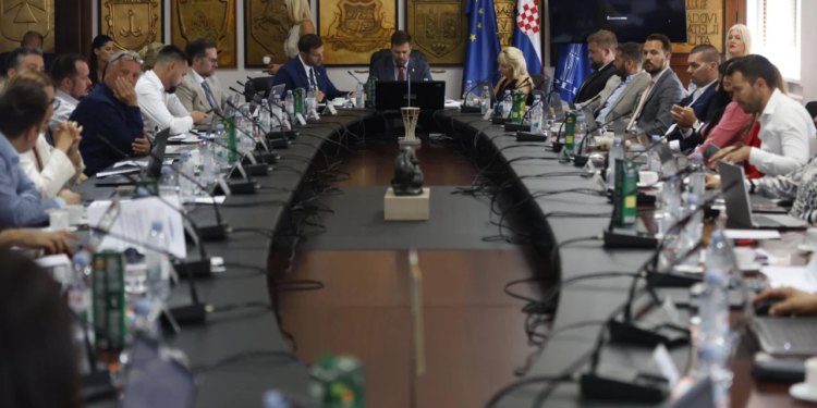 Slobodna Dalmacija – Desnica u splitskom parlamentu izvela nezapamćen manevar, u samo pola godine ovo je već treći put: ‘Dolazim ja…’