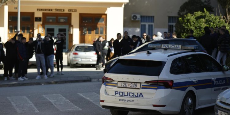 Slobodna Dalmacija – Doznali smo iz koje su škole napadnuti učenici! Ravnateljica u šoku: ‘To su krasna djeca… Išli na sajam knjiga!’