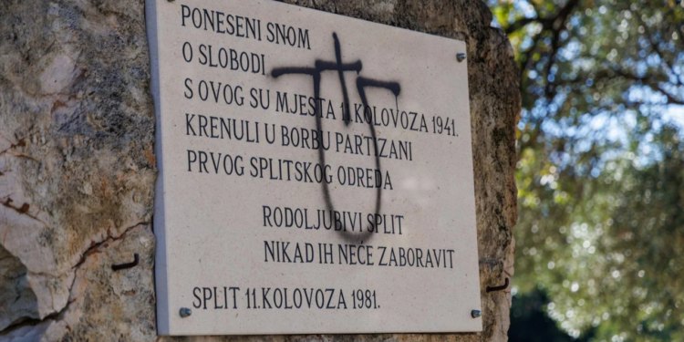 Slobodna Dalmacija – FOTO Split se opet sramoti! Huligani devastirali spomenik pobijenoj splitskoj mladosti; presudili im Talijani i ustaše