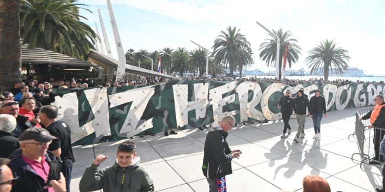 Slobodna Dalmacija – FOTOGALERIJA Završio prosvjed Torcide: okupilo se oko 2000 ljudi, masovni odaziv je izostao, a pojavio se i Skejo