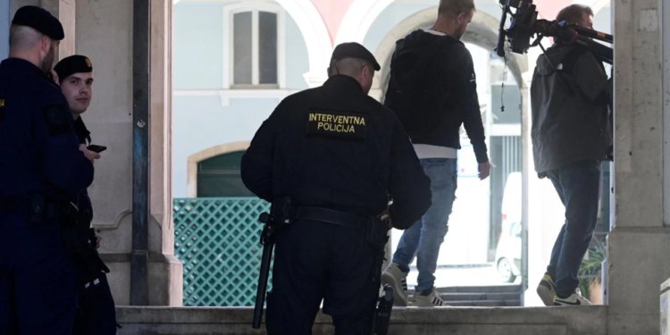 Slobodna Dalmacija – Javila se djevojka napadnuta u Splitu: ‘Vikali su je l’ nam se zavrtilo od užičkog kola?! Došli s fantomkama…’