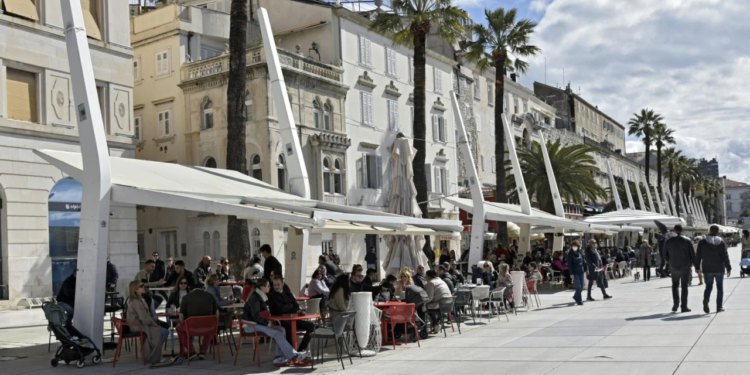 Slobodna Dalmacija – Kompletno se mijenja splitska Riva! Šuta potpisao ugovor; ‘vješala’ odlaze u povijest? Ovo su planovi i rokovi