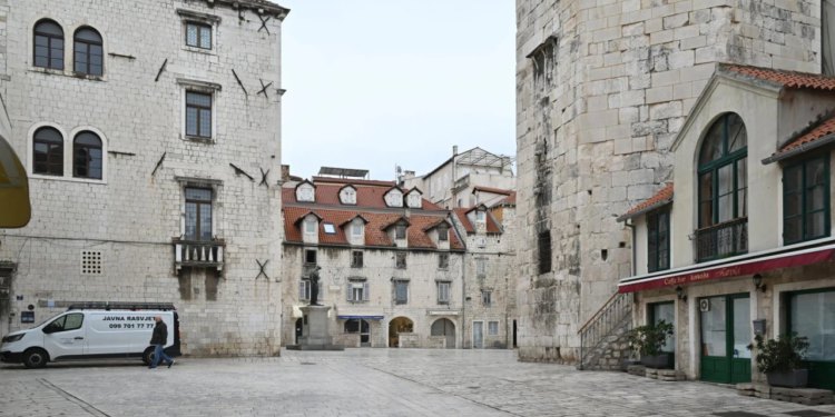 Slobodna Dalmacija – Na Tik Toku rugaju se božićnim ukrasima u Splitu: ‘Bolje je u Saudijskoj Arabiji…‘