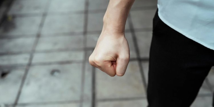 Slobodna Dalmacija – Na rođendanskoj zabavi u Splitu 20-godišnjak udarcem šakom u glavu teško ozlijedio vršnjaka! U bolnici se bori za život