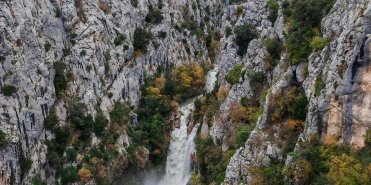 Slobodna Dalmacija – Nestvarni prizori privukli brojne posjetitelje u Zagoru; kilometrima daleko čuje joj se huk, pogledajte kako se ‘rasula’