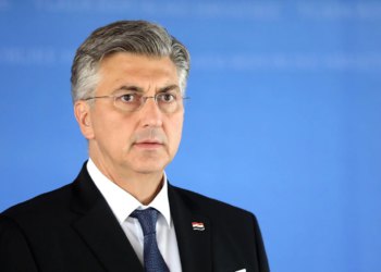 Slobodna Dalmacija – Nižu se žestoke reakcije na sramotni incident u Splitu; oglasio se i Plenković: ‘Tome nema mjesta u Hrvatskoj!’