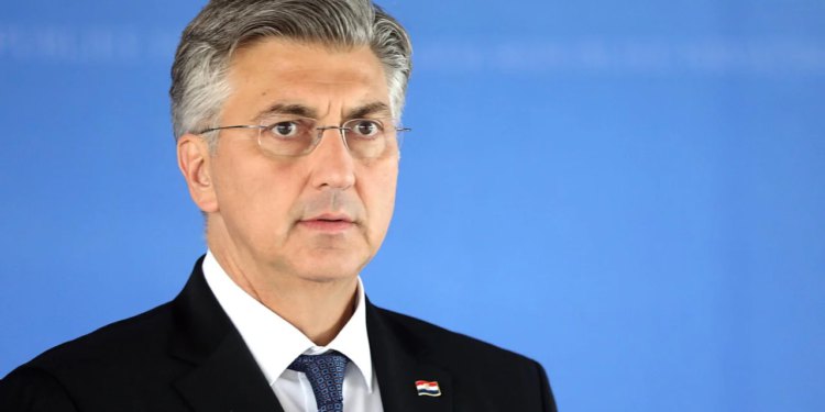 Slobodna Dalmacija – Nižu se žestoke reakcije na sramotni incident u Splitu; oglasio se i Plenković: ‘Tome nema mjesta u Hrvatskoj!’