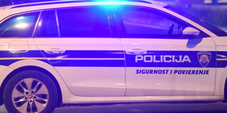 Slobodna Dalmacija – Novi detalji nesreće u kojoj se vozač zabio u više parkiranih automobila i preminuo; ovo je navjerojatniji uzrok smrti