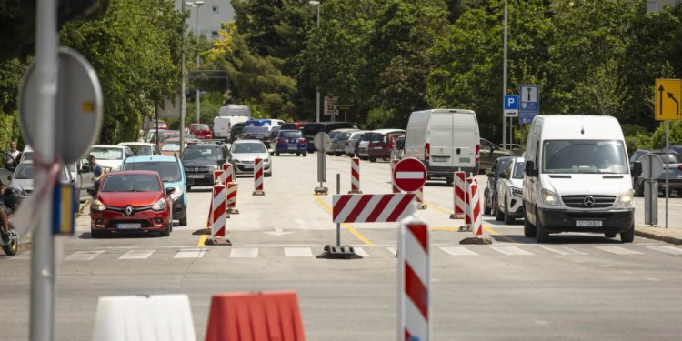 Slobodna Dalmacija – Od ponedjeljka opet kreću radovi na važnoj splitskoj prometnici; radit će se u četiri faze i tako sve do veljače…