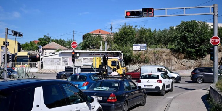 Slobodna Dalmacija – Ogromne gužve na prilazima Splitu, zbog teške prometne nesreće zastoj je na Solinskoj. Najgore je na ovim pravcima…