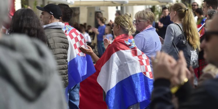 Slobodna Dalmacija – Ovo je najjadniji prosvjed u povijesti svih prosvjeda na splitskoj Rivi; kad vidite ove slike, sve će vam biti jasno