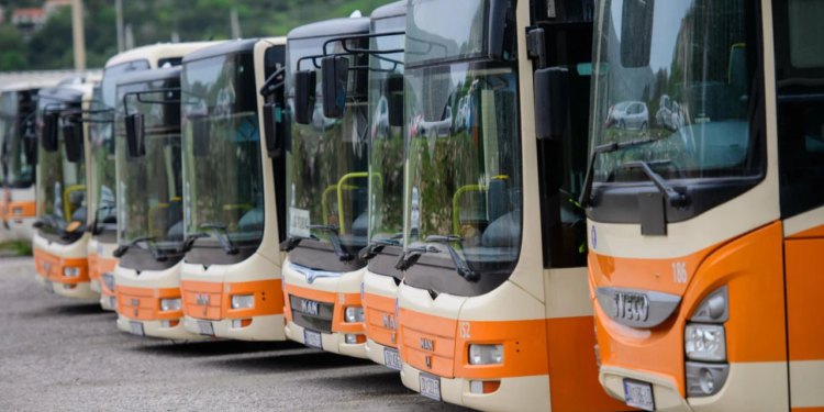 Slobodna Dalmacija – Pa je l’ moguće? Nevjerojatna scena u Bolu, maloljetnici ukrali autobus i provozali ga do Supetra, evo kako je završilo