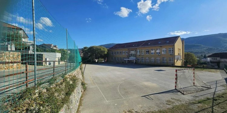 Slobodna Dalmacija – Paničare li otočani bez razloga? Šokirat će vas lokacija nove osnovne škole: ‘Osjećam tugu dublju od betona’; ‘Pogrešno’