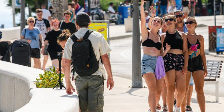 Slobodna Dalmacija – Podbačaj sezone u poznatom otočnom mjestu, izgubili čak 28 tisuća noćenja! Listopad je posebno loš…