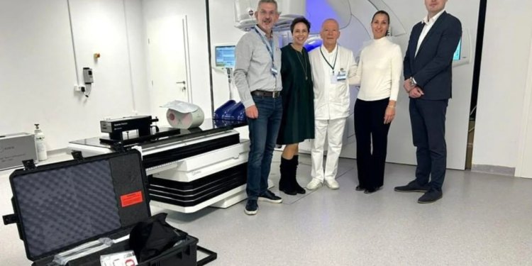 Slobodna Dalmacija – Povijesno ulaganje; splitski KBC dobio najmodernije uređaje za liječenje oboljelih od raka, ministrica puca od ponosa