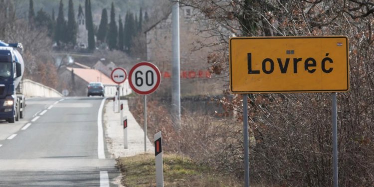 Slobodna Dalmacija – Prodaje se parcela od 2000 kvadrata u Imotskoj krajini za samo 31.800 eura!? Građevna je! Još kad vidite tko prodaje…