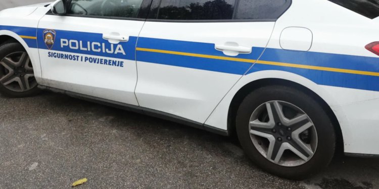 Slobodna Dalmacija – Prometna nesreća na križanju u Splitu, motociklist ozlijeđen u sudaru s automobilom, hitno je prevezen u bolnicu