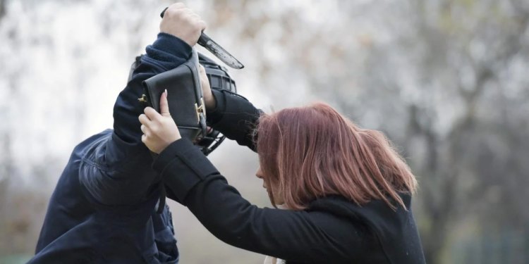 Slobodna Dalmacija – Rano jutros u stanu u Splitu izboden muškarac, zadržan je u bolnici! Policija istražuje žensku osobu…