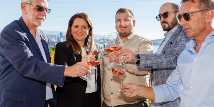 Slobodna Dalmacija – Rekordna brojka Crljenaka na vinskom festivalu koji je od lokalne baštine stvorio globalni brend